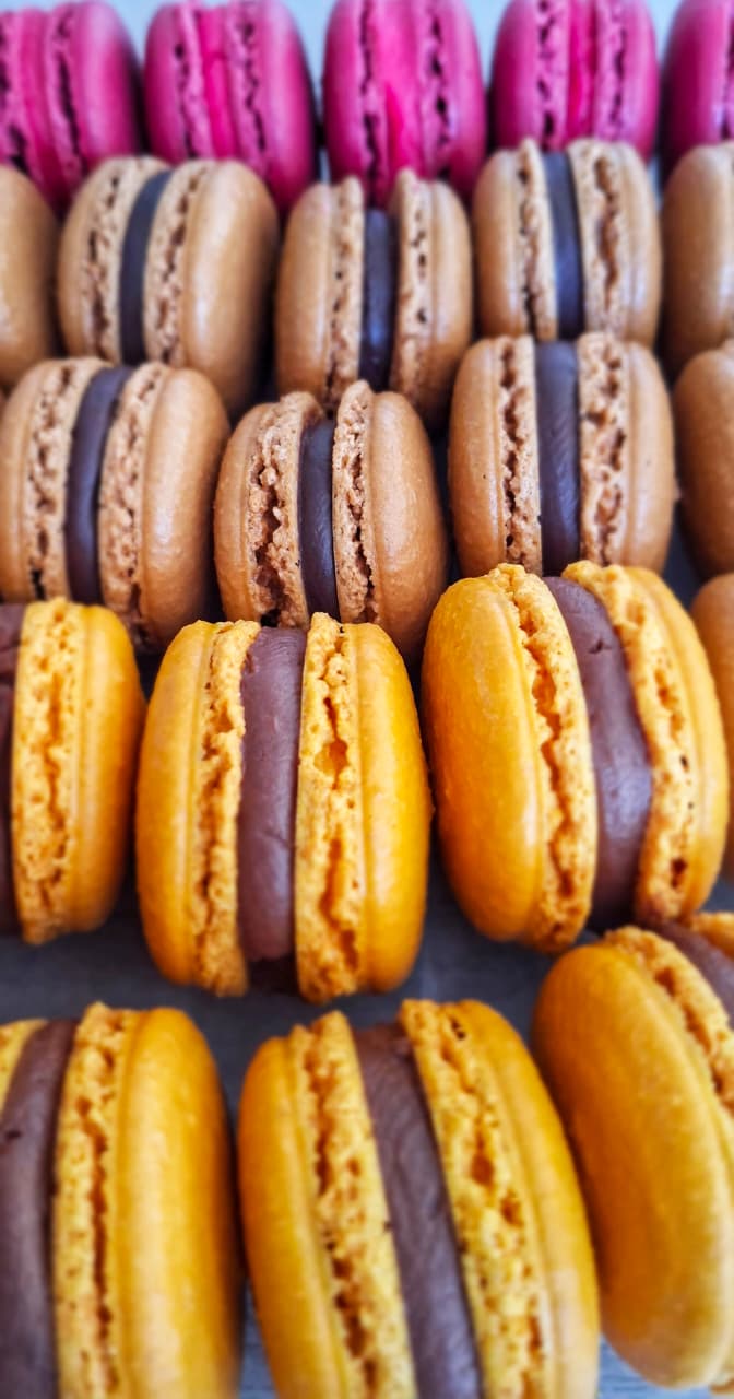 Assortiment de macarons artisanaux framboise, chocolat et mangue — Plaisirs Sucrés By Nathalie en Guadeloupe