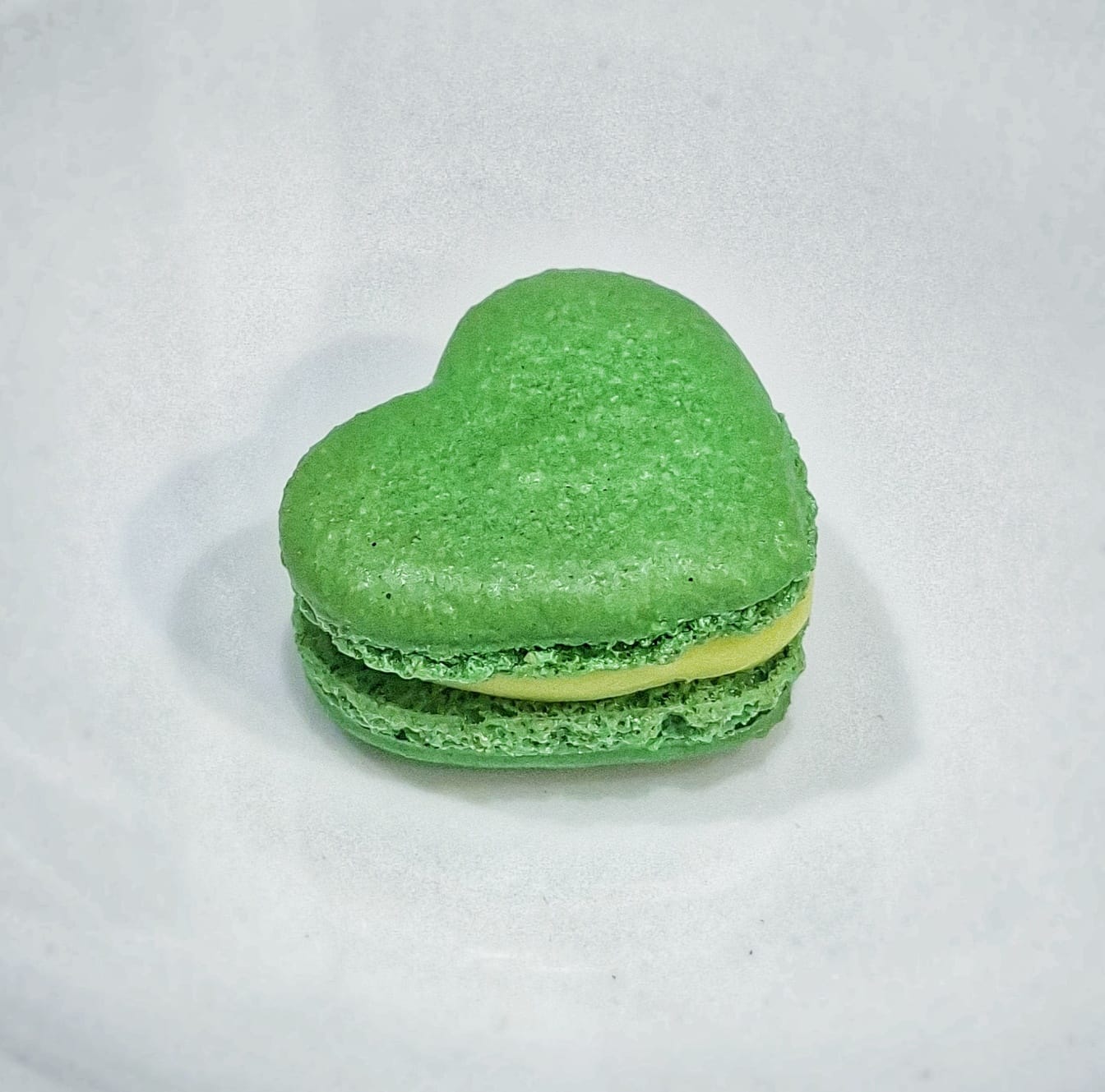 Macaron artisanal en forme de cœur vert, idéal mariage et Saint-Valentin — Plaisirs Sucrés By Nathalie