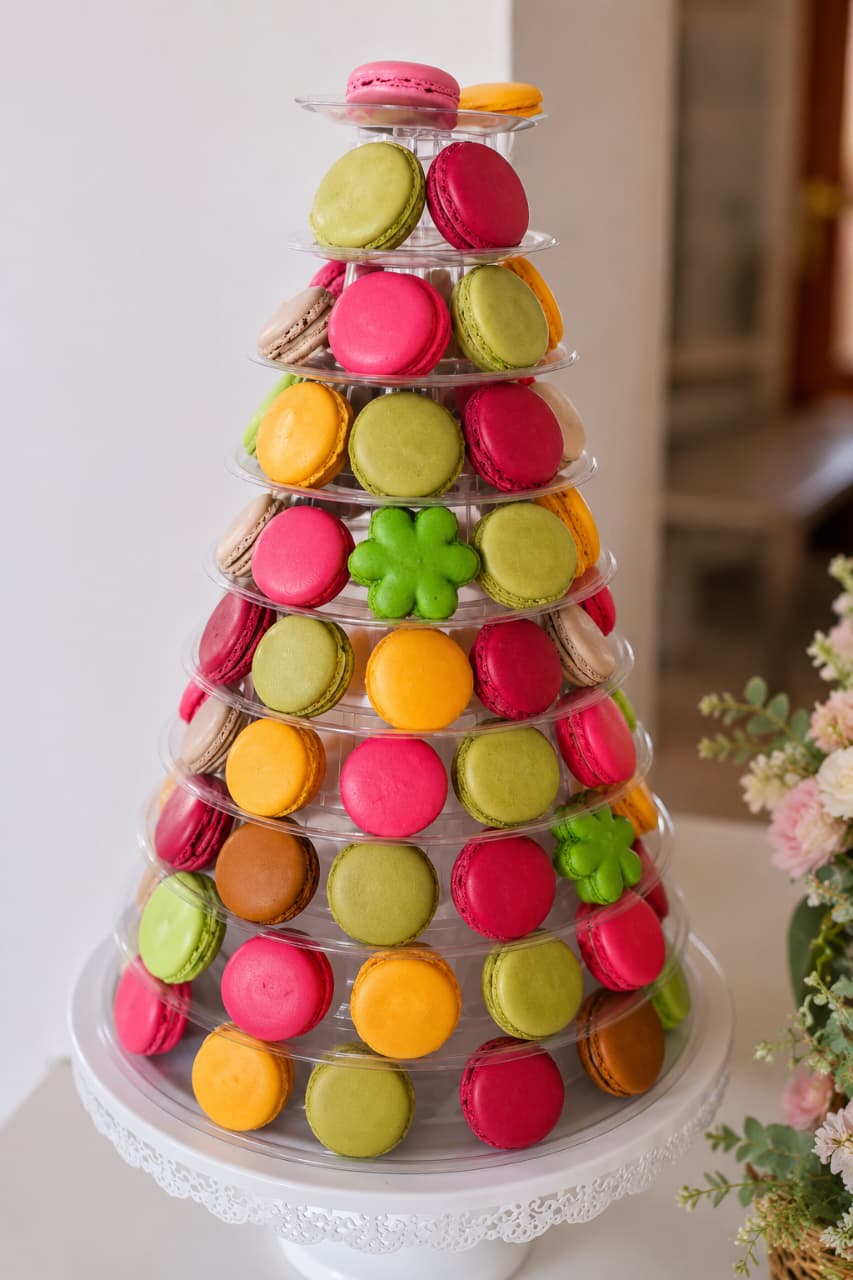 Pièce montée de macarons artisanaux multicolores pour événement et mariage — Plaisirs Sucrés By Nathalie