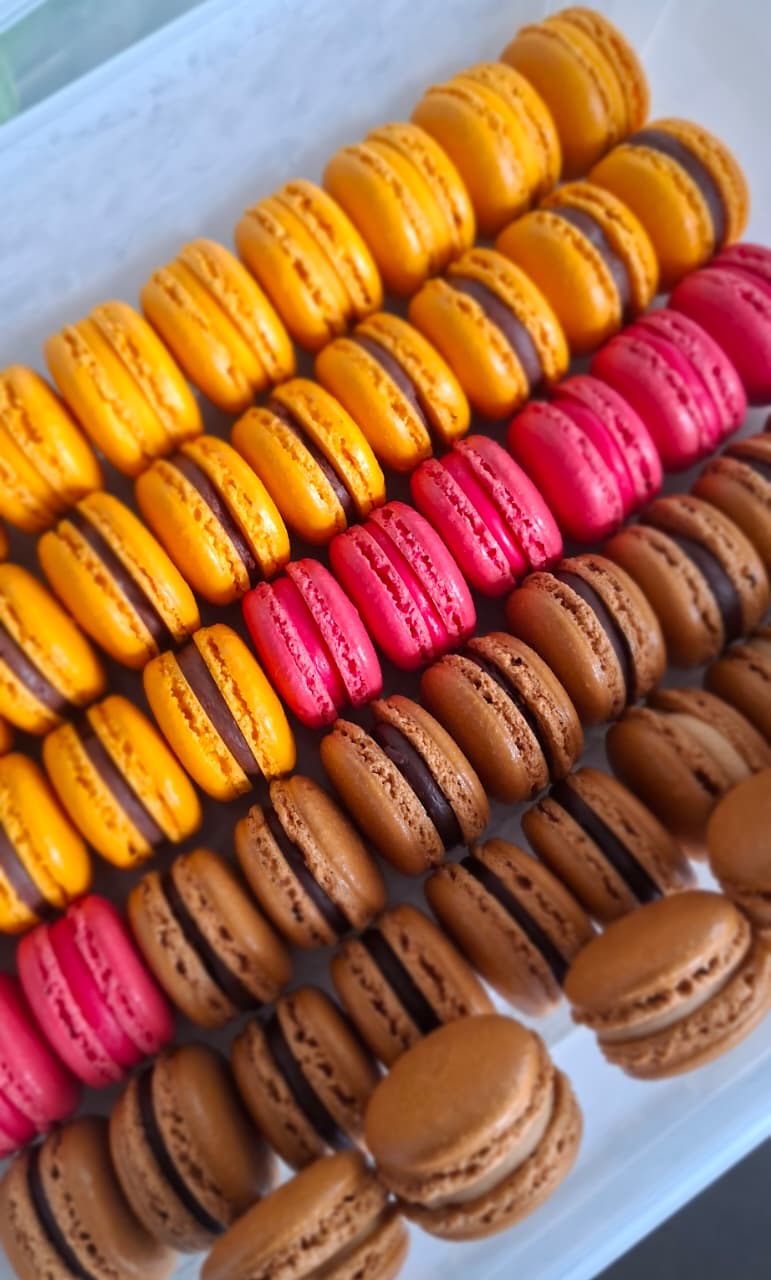 Plateau de macarons artisanaux mangue, framboise et chocolat — réalisation Plaisirs Sucrés By Nathalie