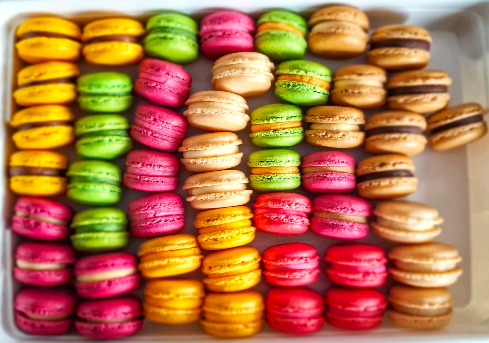 Grand plateau de macarons artisanaux multicolores assortis — Plaisirs Sucrés By Nathalie