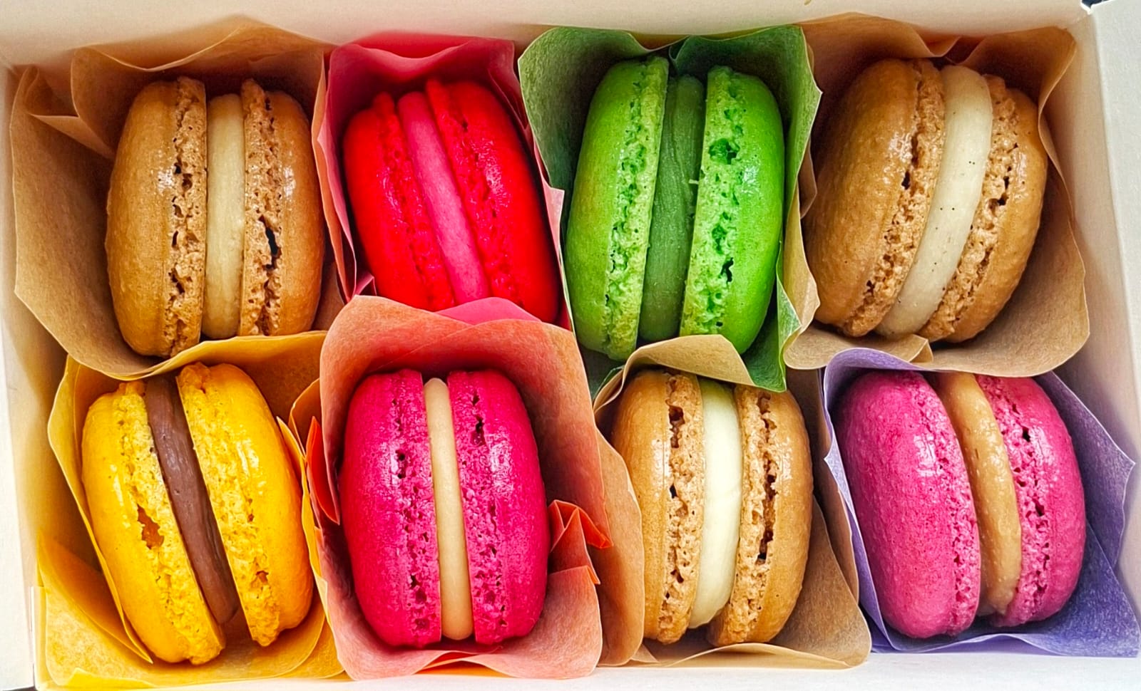 Coffret de 8 macarons artisanaux assortis multicolores — Plaisirs Sucrés By Nathalie