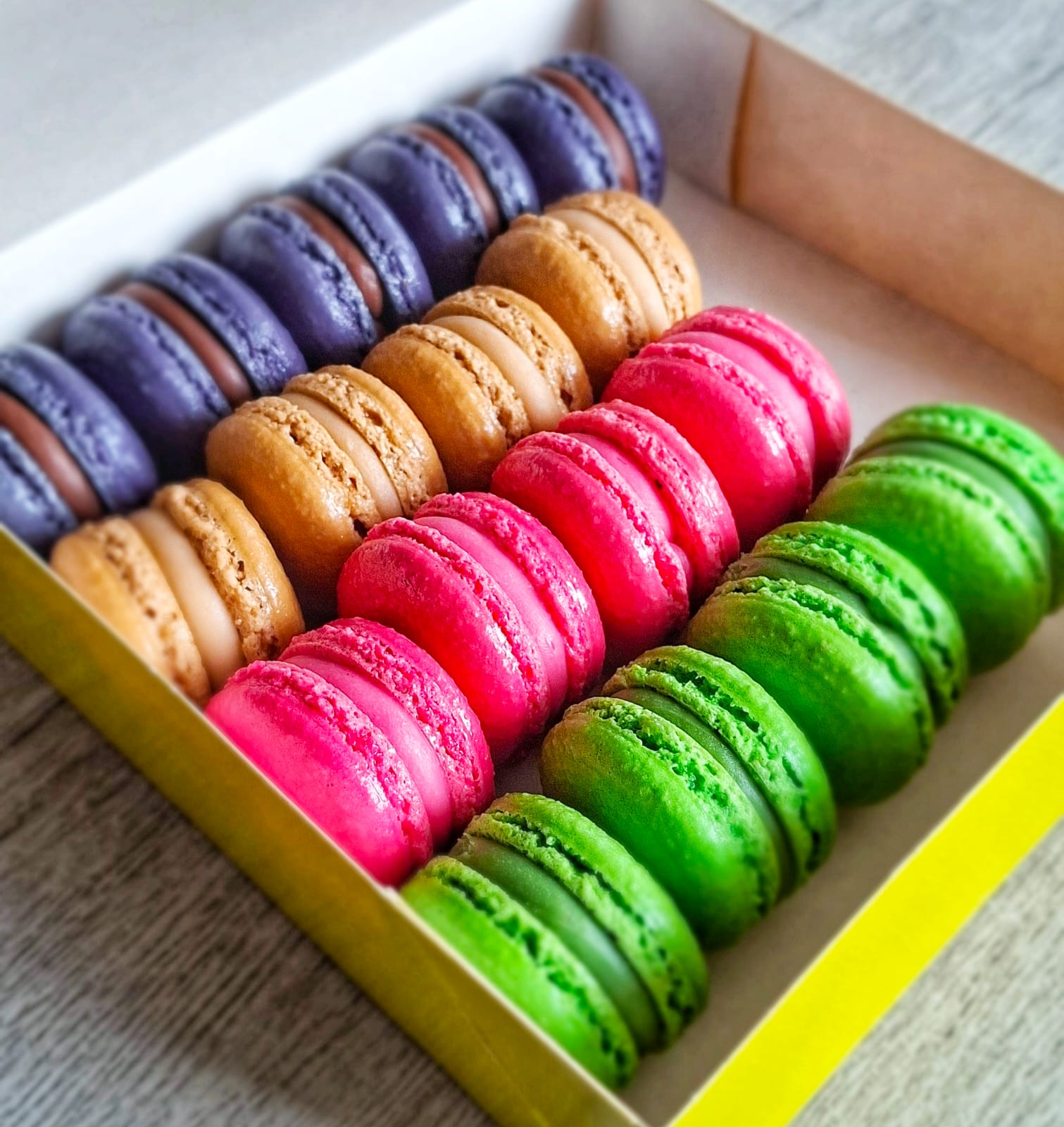 Coffret de macarons artisanaux en rangées (violet, caramel, framboise, pistache) — Plaisirs Sucrés By Nathalie
