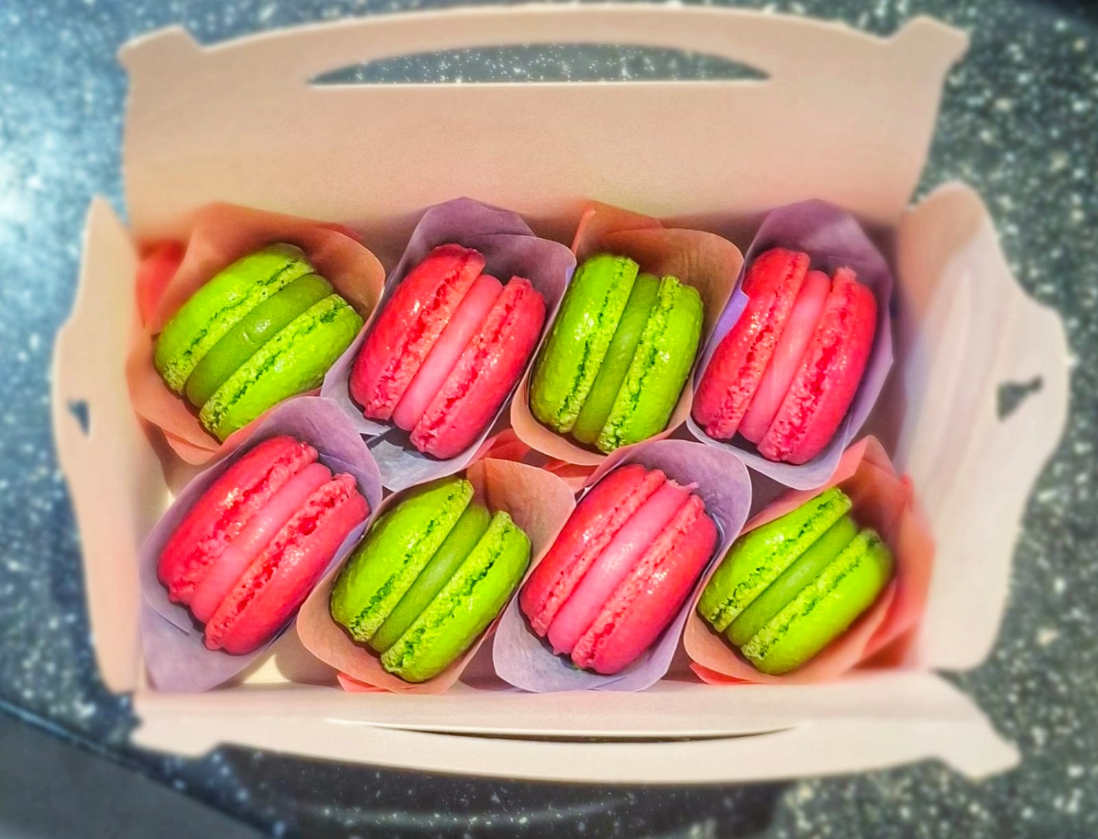 Coffret de macarons artisanaux verts et roses — Plaisirs Sucrés By Nathalie