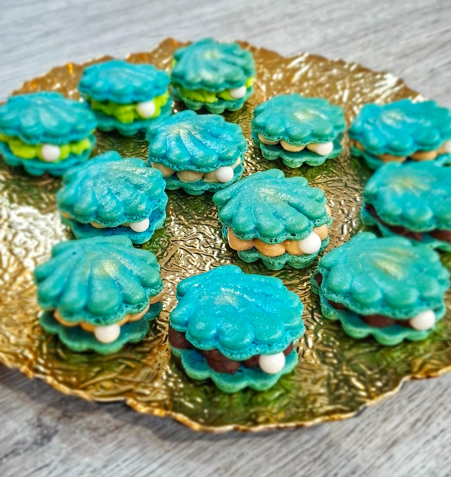 Macarons artisanaux en forme de coquillage bleus avec perle, création originale — Plaisirs Sucrés By Nathalie